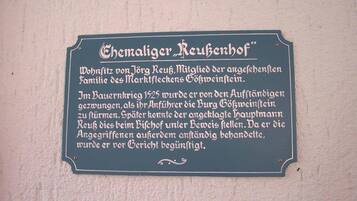 Uma placa histórica na parede.