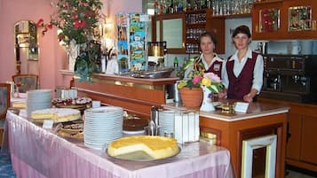 Breakfast, lunch, dinner served; Regional cuisine