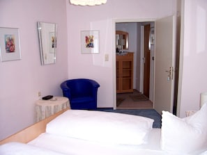 Apartment | Hypo-allergenic bedding, iron/ironing board, bed sheets
