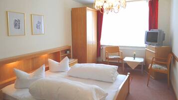 Doppelzimmer, eigenes Bad | Bügeleisen/Bügelbrett, Bettwäsche