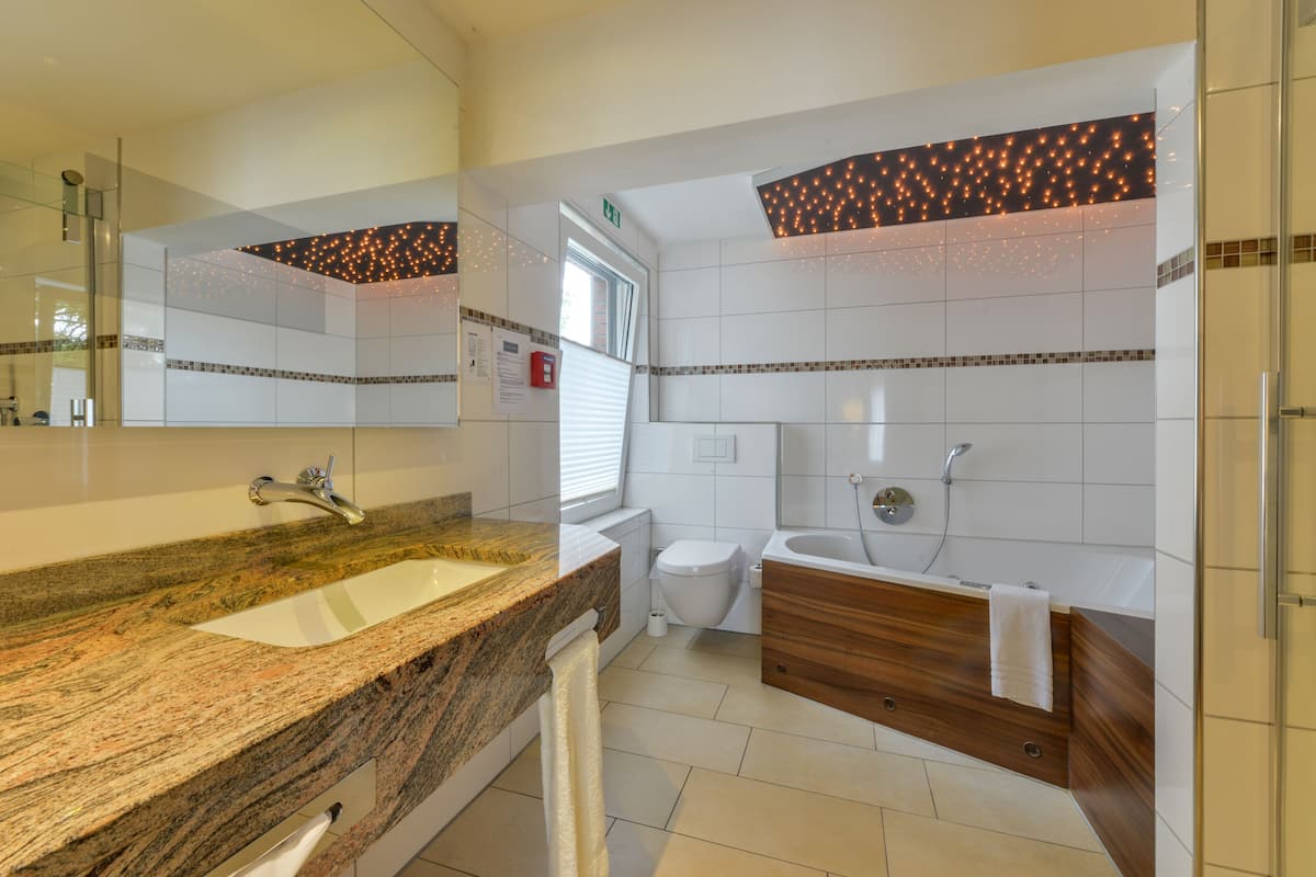 Premium Room | Bathroom | Free toiletries, hair dryer, towels