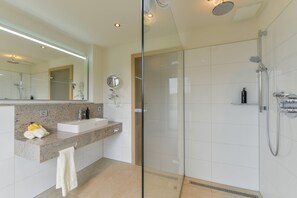 Dobbeltrom – comfort | Bad | Toalettartikler (inkludert), hårføner og håndklær