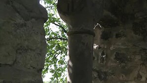 Un pilar de piedra en un edificio histórico con vistas a zonas verdes.