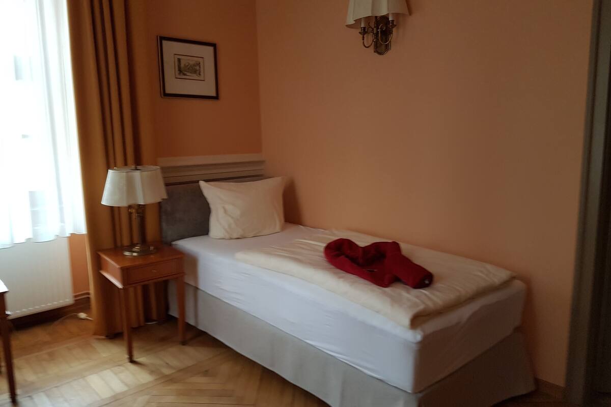 single room | individually decorated, individually furnished, desk