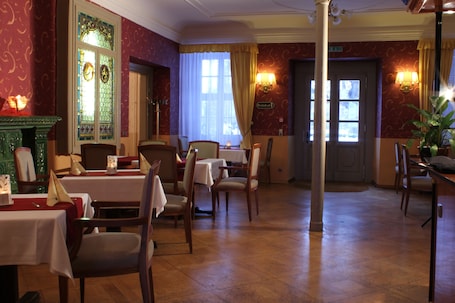 Desayuno buffet diario (EUR 13 por persona)