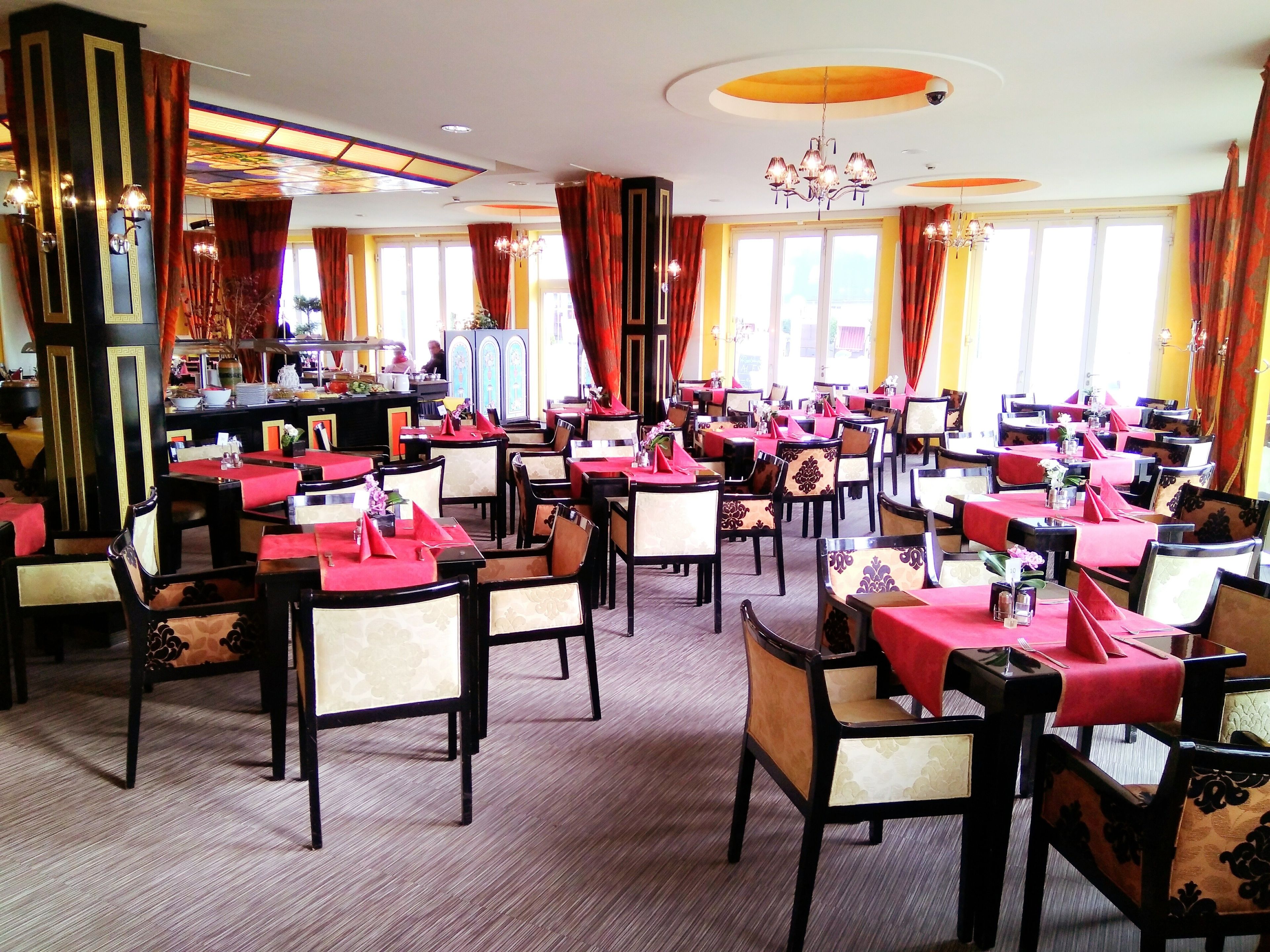 供應早餐、午餐、晚餐；地區菜