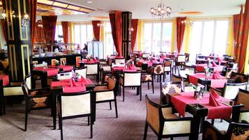 Breakfast, lunch, dinner served; Regional cuisine