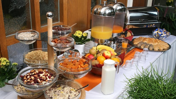 A buffet with various food items, including fruits, cereals, and beverages. - Hotel Mönter-Meyer (Bad Laer)
