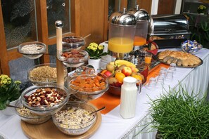 A buffet with various food items, including fruits, cereals, and beverages. - Hotel Mönter-Meyer (Bad Laer)