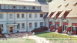 A hotel with a courtyard, multiple buildings, and a mix of architectural styles. - Hotel Mönter-Meyer (Bad Laer)