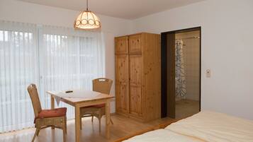 Basic Double Room | 1 bedroom, in-room safe, desk, laptop workspace