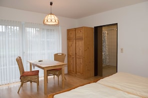 Basic-Doppelzimmer | 1 Schlafzimmer, Zimmersafe, Schreibtisch, laptopgeeigneter Arbeitsplatz