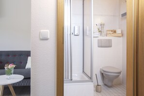 Buồng tắm vòi sen, đồ dùng nhà tắm miễn phí, máy sấy tóc, khăn tắm 