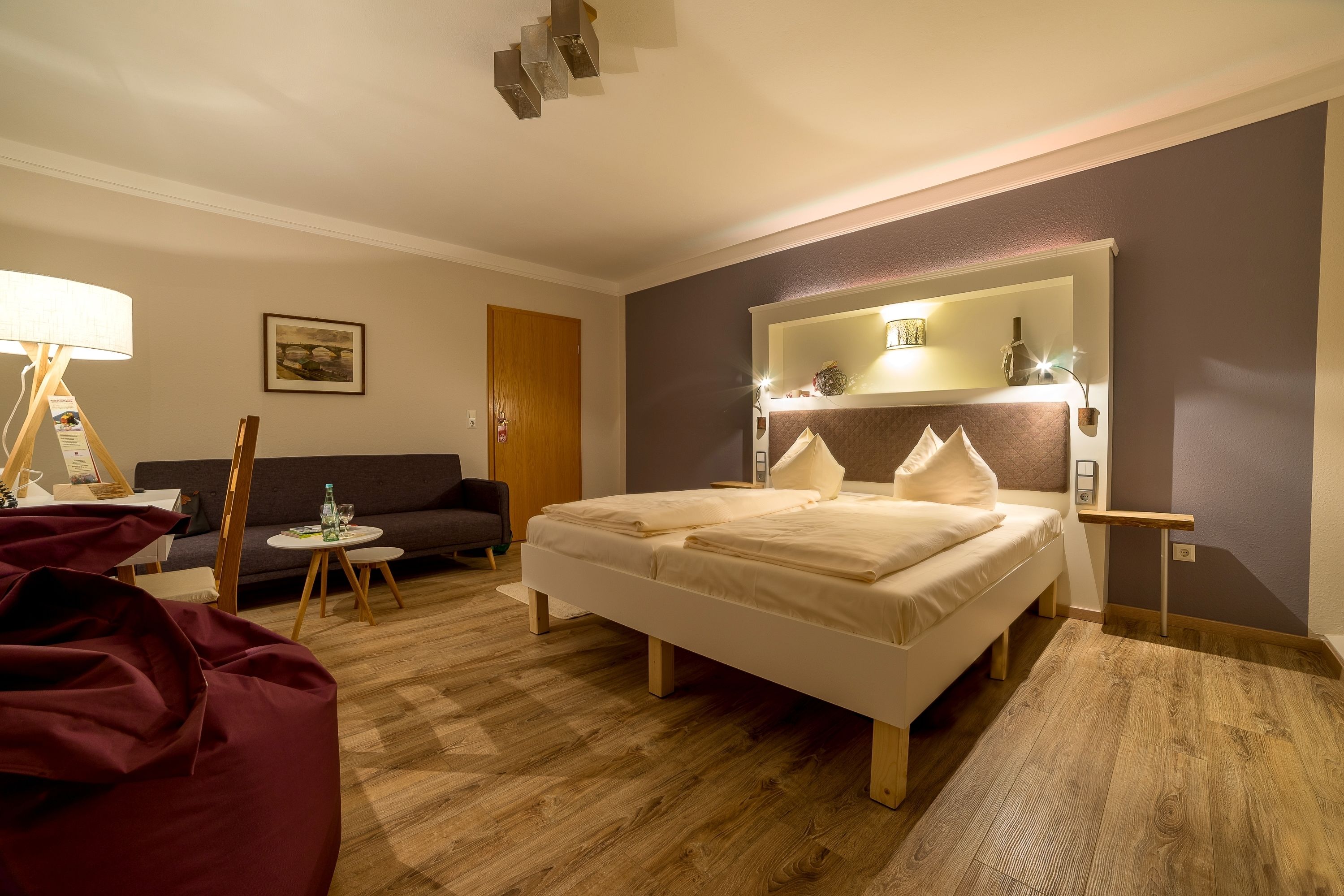 Schreibtisch, laptopgeeigneter Arbeitsplatz, Bügeleisen/Bügelbrett