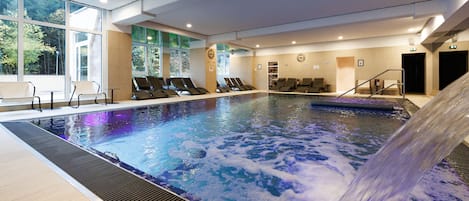 Piscine couverte, parasols de plage, chaises longues