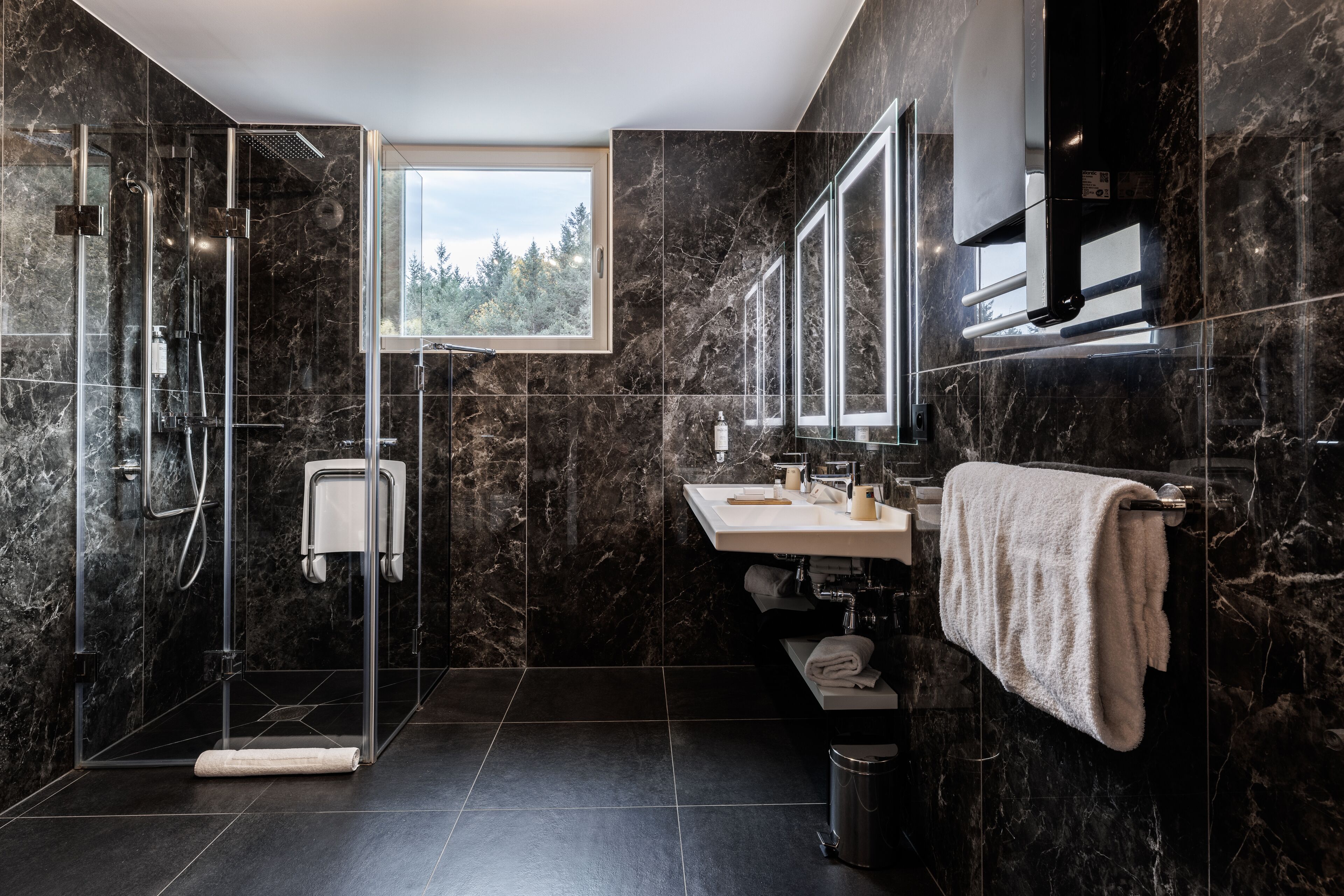 double room (prestige) | bathroom | shower, rainfall showerhead, free toiletries, hair dryer