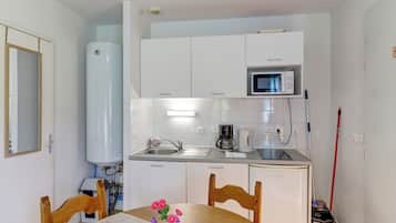 2-room house for 4 people (accessible for persons with reduced mobility) | Private kitchen | Fridge, microwave, stovetop, espresso maker