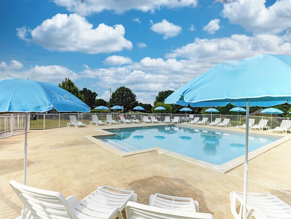 Piscine extérieure (ouverte en saison), chaises longues