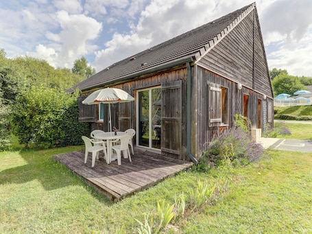 2-room house for 4 people (accessible for persons with reduced mobility) | Terrace/patio. Vacancéole – Le Domaine du Bosquet