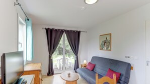 House, 1 Bedroom, Accessible (4 persons) | บริเวณนั่งเล่น | ทีวีจอแบน