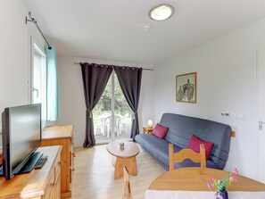 House, 1 Bedroom, Accessible (4 persons) | Área de sala de estar | Televisión de pantalla plana