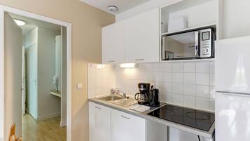 House, 2 Bedrooms (6 persons) | Private kitchen | Fridge, microwave, stovetop, espresso maker