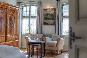 Cubrecamas, caja de seguridad en la habitación y wifi gratis