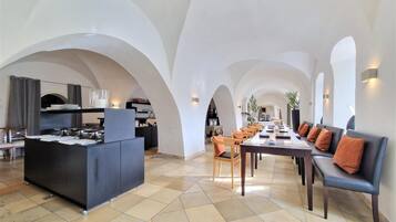 Tägliches Frühstücksbuffet (20 EUR pro Person)