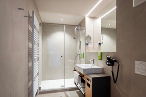 Bathroom - JUFA Hotel Wangen im Allgäu (Wangen im Allgäu)