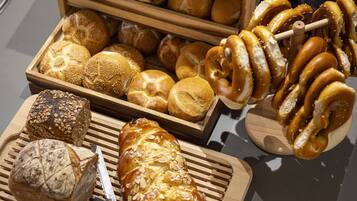 Tägliches Frühstücksbuffet (18 EUR pro Person)