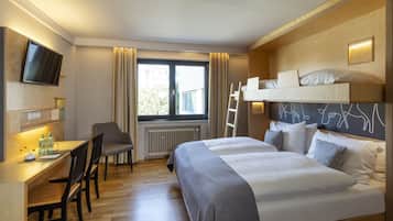 Dreibettzimmer | Zimmersafe, Schreibtisch, Verdunkelungsvorhänge, kostenloses WLAN