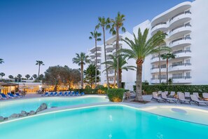 Seasonal outdoor pool, pool umbrellas, pool loungers - Alcudia Beach Apartments (Alcúdia)