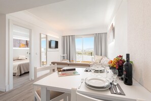 Minibar, coffres-forts dans les chambres, bureau, chambres insonorisées