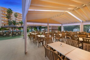 Petit déjeuner, déjeuner et dîner servis sur place