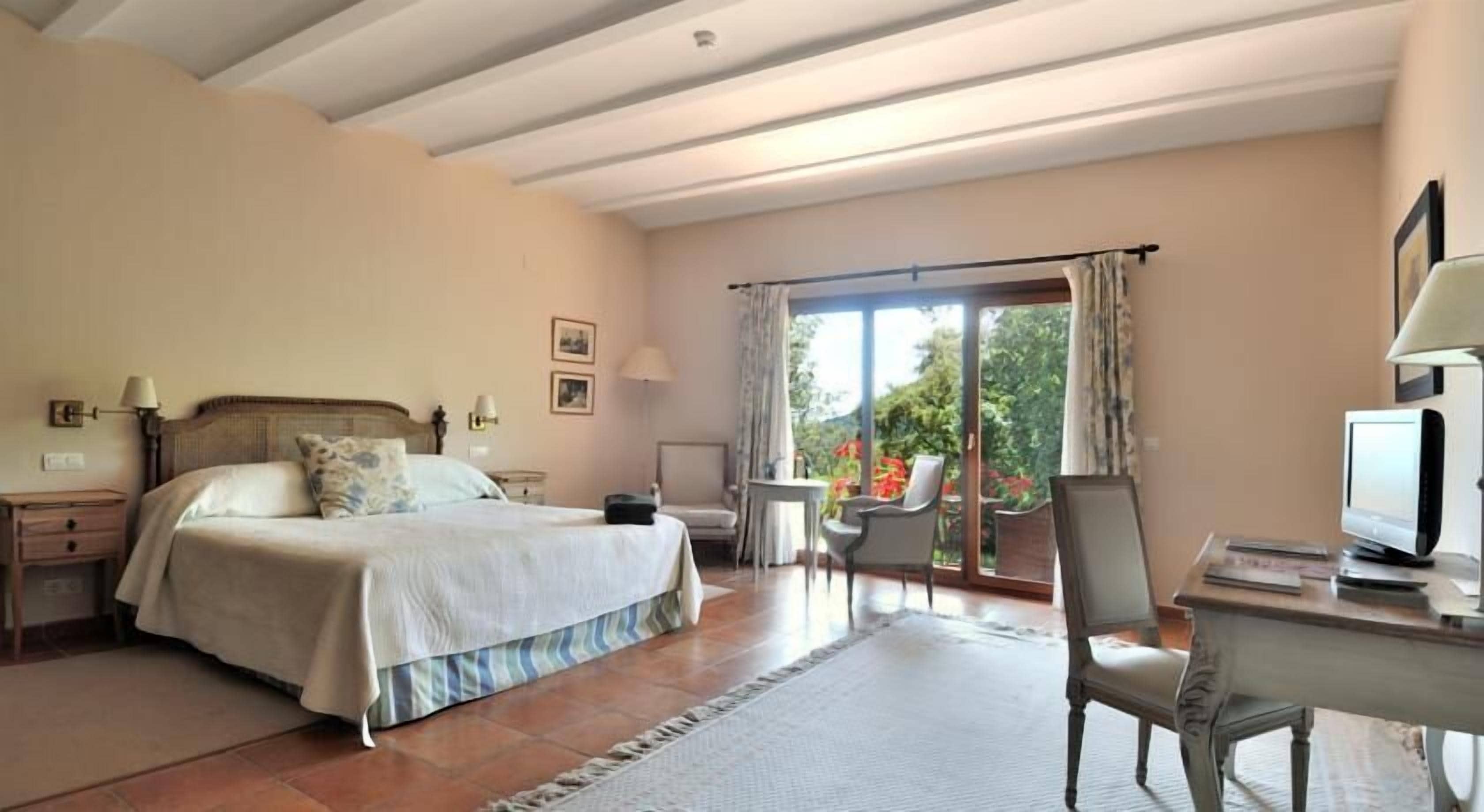 Superior Room | Premium bedding, desk, soundproofing, free cots/infant beds