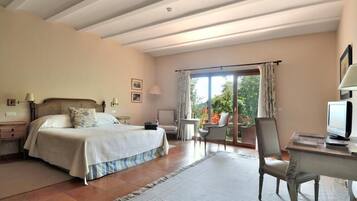 Habitación superior | Ropa de cama de alta calidad, escritorio, sistema de insonorización