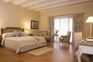Premium bedding, desk, soundproofing, free cribs/infant beds - Finca La Fronda (Alajar)