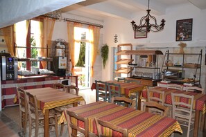 Daily buffet breakfast (EUR 9.50 per person) - Mas de Sylvéréal (Vauvert)