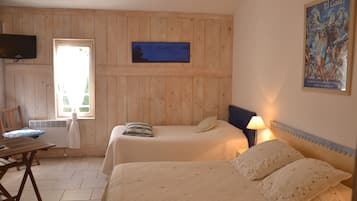 Comfort Triple Room | Individually decorated, individually furnished, iron/ironing board