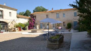 Vista frontal de la propiedad