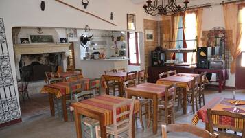 Desayuno buffet diario (EUR 9.50 por persona)