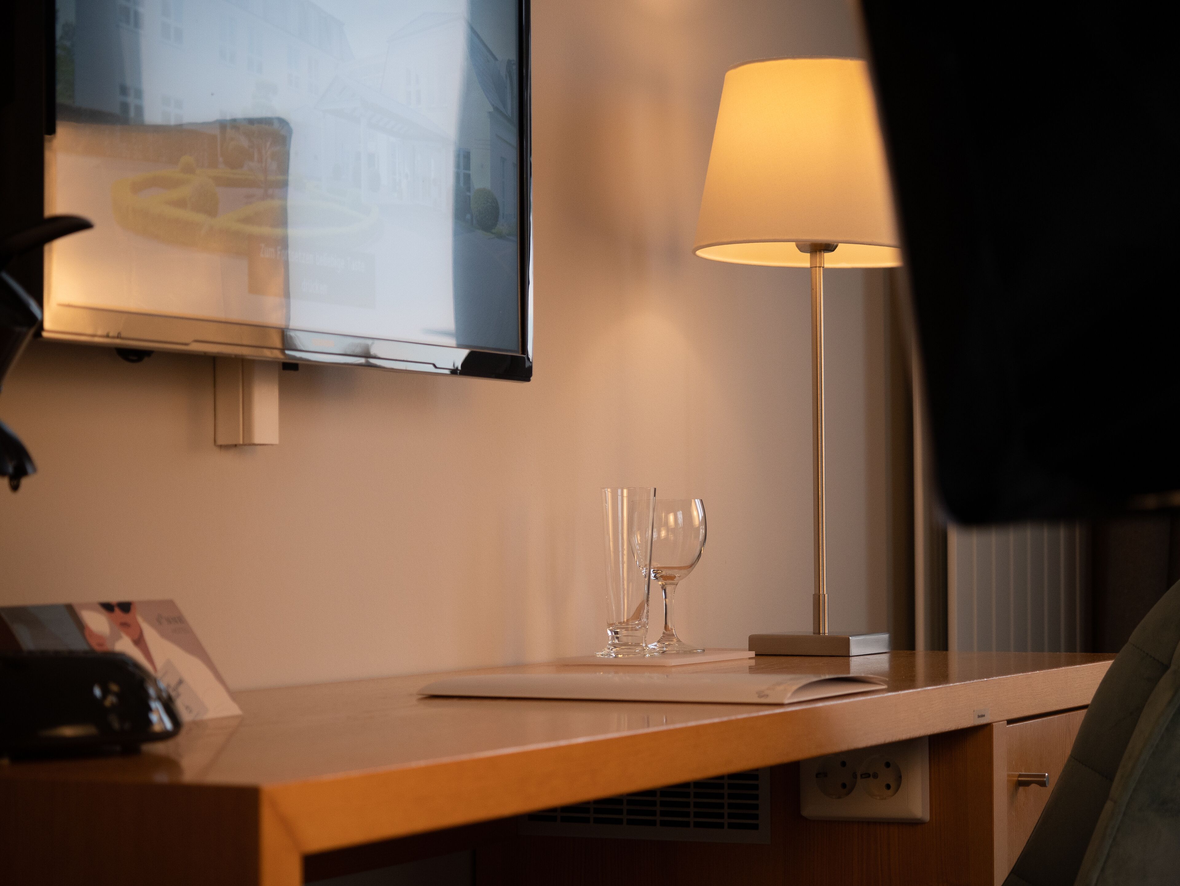 standard single room, 1 single bed | living area | flat-screen tv