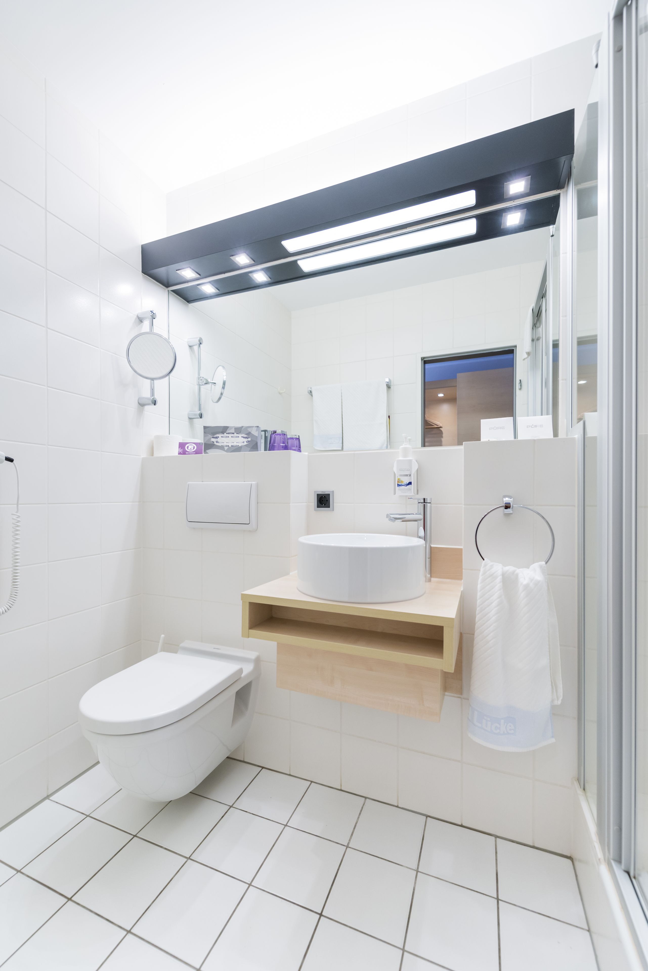 classic single room, city view | bathroom | shower, free toiletries, towels