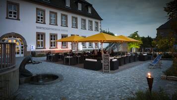 Se sirven desayunos, comidas, cenas y cocina local e internacional