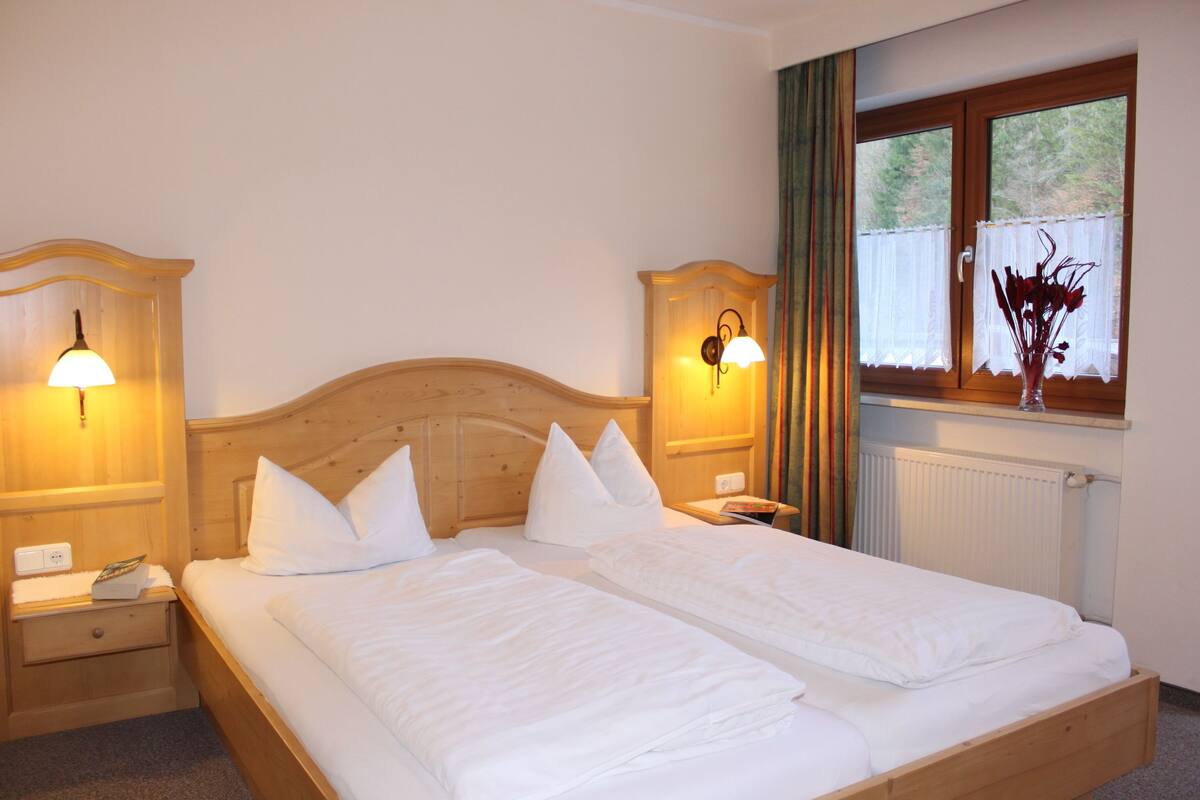 Standard Double Room | In-room safe, desk, iron/ironing board, free WiFi