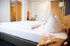Desk, blackout drapes, soundproofing, cribs/infant beds - Hotel Regina (Würzburg)
