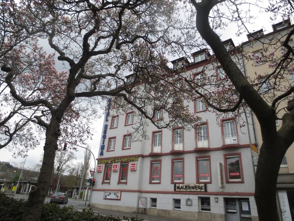 A multi-story building with a sign for a China restaurant and a name 'MAUERWERK'. - Hotel Regina (Würzburg)