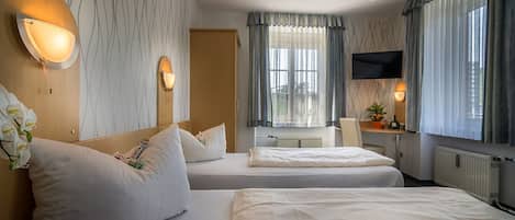 Quadruple Room | Desk, blackout drapes, soundproofing, cribs/infant beds