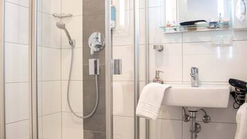 Dusj, regndusjhode, hårføner og håndklær