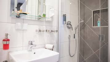 Douche, douche à « effet pluie », sÚche-cheveux, serviettes fournies